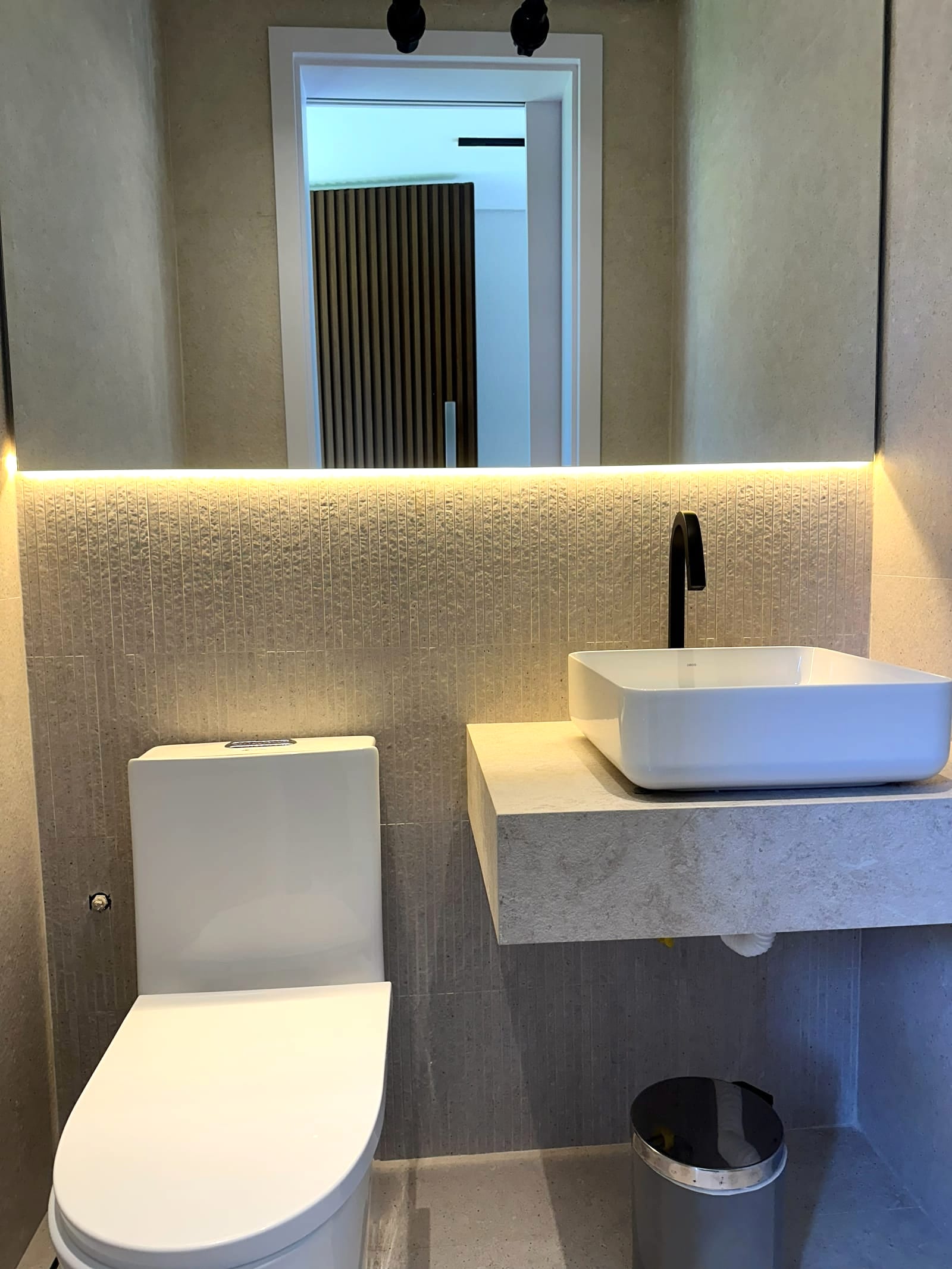 Lavabo com parede texturizada