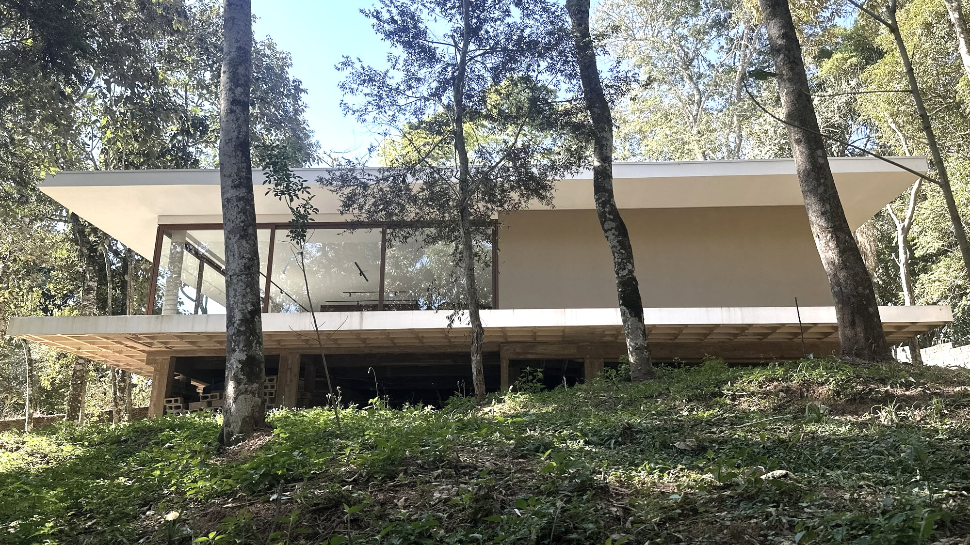 A casa suspensa entre as árvores